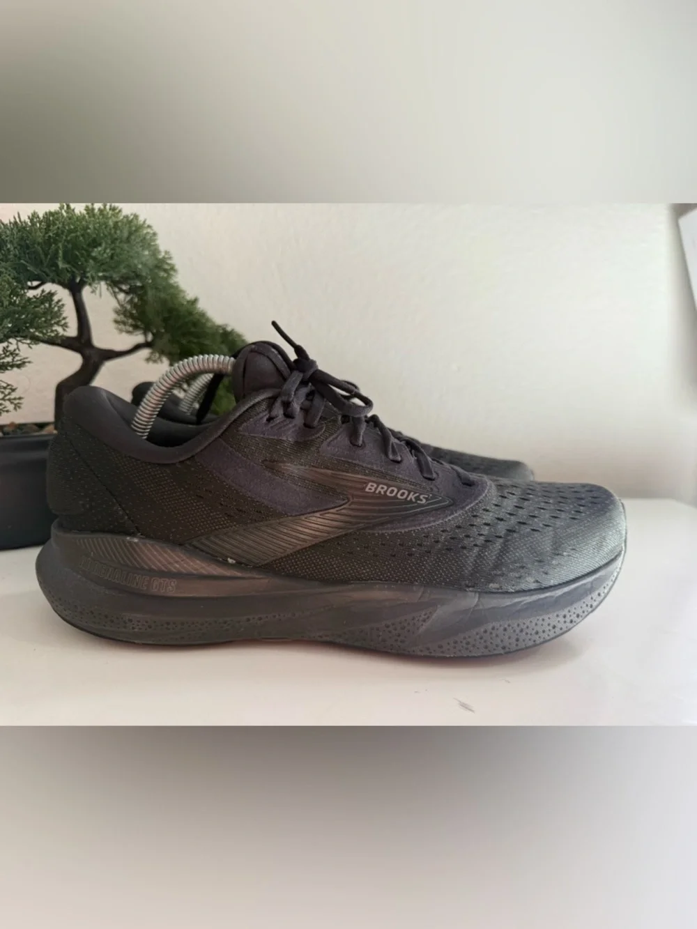 Brooks adrenaline 24 Men's All-Black Lightweight Running Shoe - Picture 2 of 9